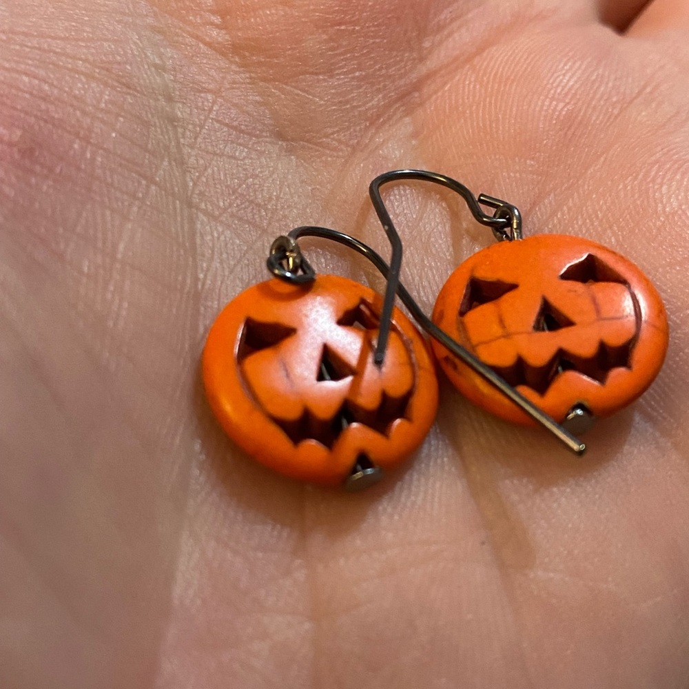 Orange Howlite Jack O’Lantern Pumpkin Earrings.